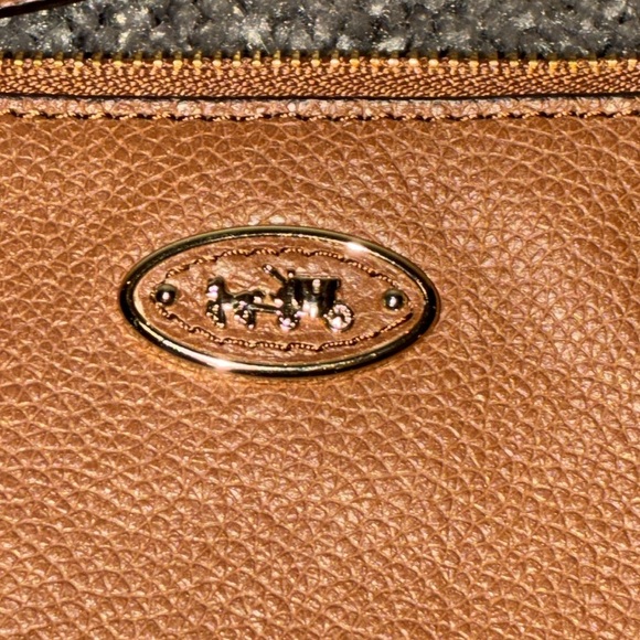 Coach CORNER ZIP WRISTLET IN CROSSGRAIN LEATHER - Picture 5 of 6
